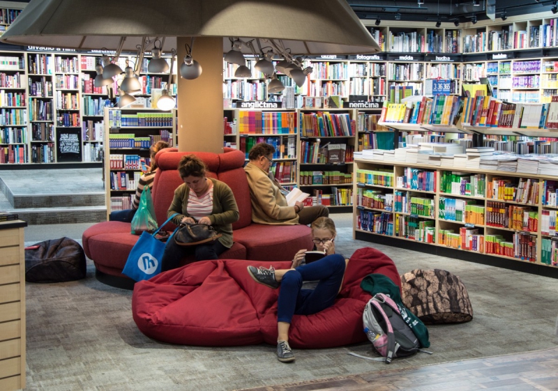 magasin-ST MANDRIER SUR MER-min_books_bookstore_book_reader_readers_reading_shop_sale_books-849006